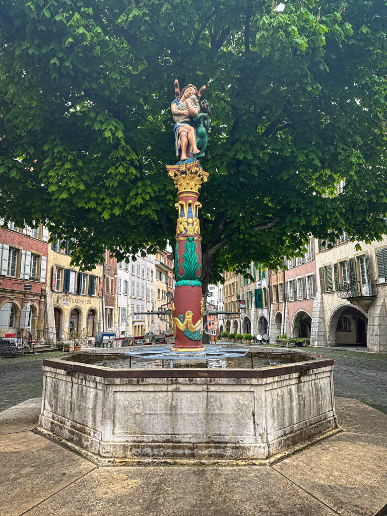 Une fontaine médiévale dans la vieille ville de Bienne - Ken Ritley